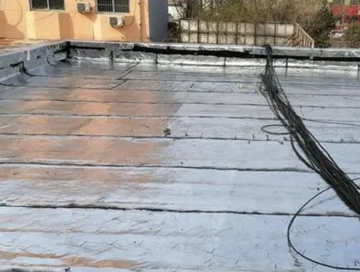 朔城卫生间漏水维修公司分享下朔城屋面楼顶防水刚性防水层施工要点。